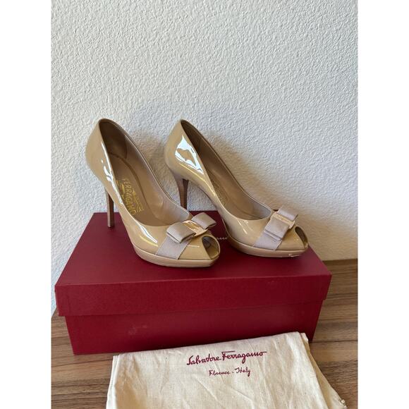 Ferragamo Gilia Nude Patent Leather Peep-Toe Heels Size 7 w/ Box & Dust Bag - Picture 1 of 3